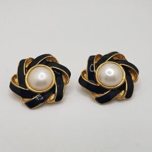 Vintage pearl flower shape clip on Earrings